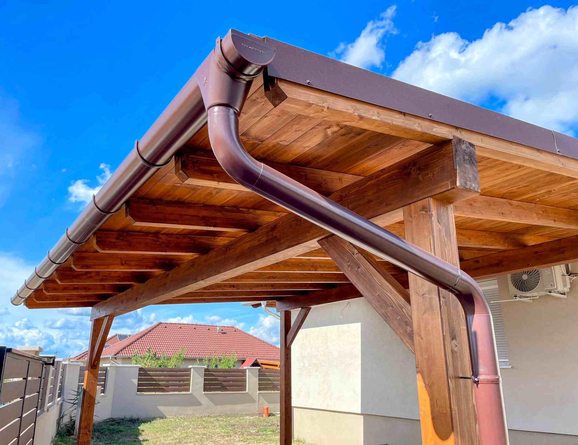 Korcolt lemezes kocsibeálló Vácrátót